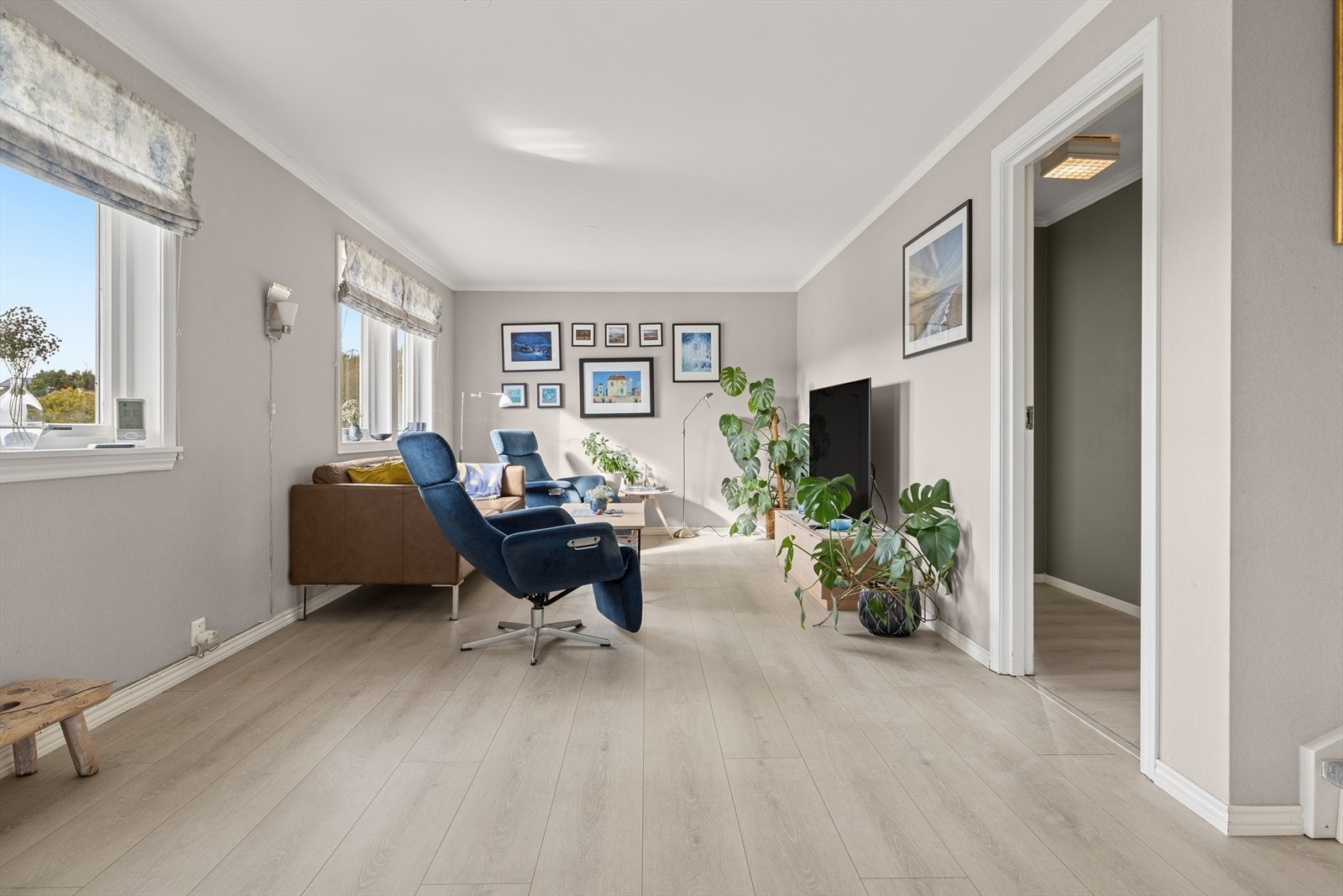 Stuen er lys og her får du plass til sofa og tilhørende møblement. Gangen til høyre leder til bad og soverom. Galleribilde