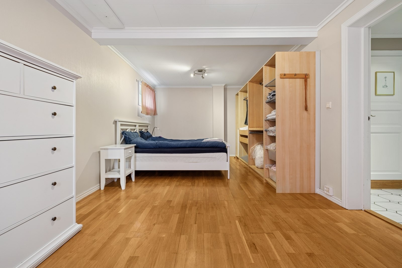 Romslig hovedsoverom med plass til dobbeltseng, garderobeskap og tilhørende møblement. Galleribilde