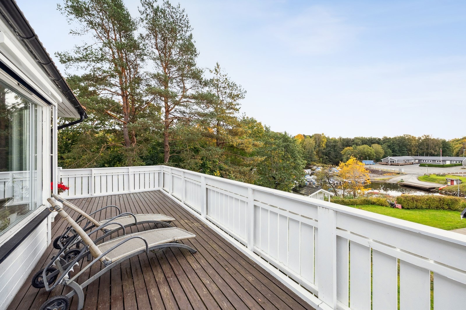 Verandaen strekker seg rundt deler av boligen og byr på god plass til utemøbler. Galleribilde