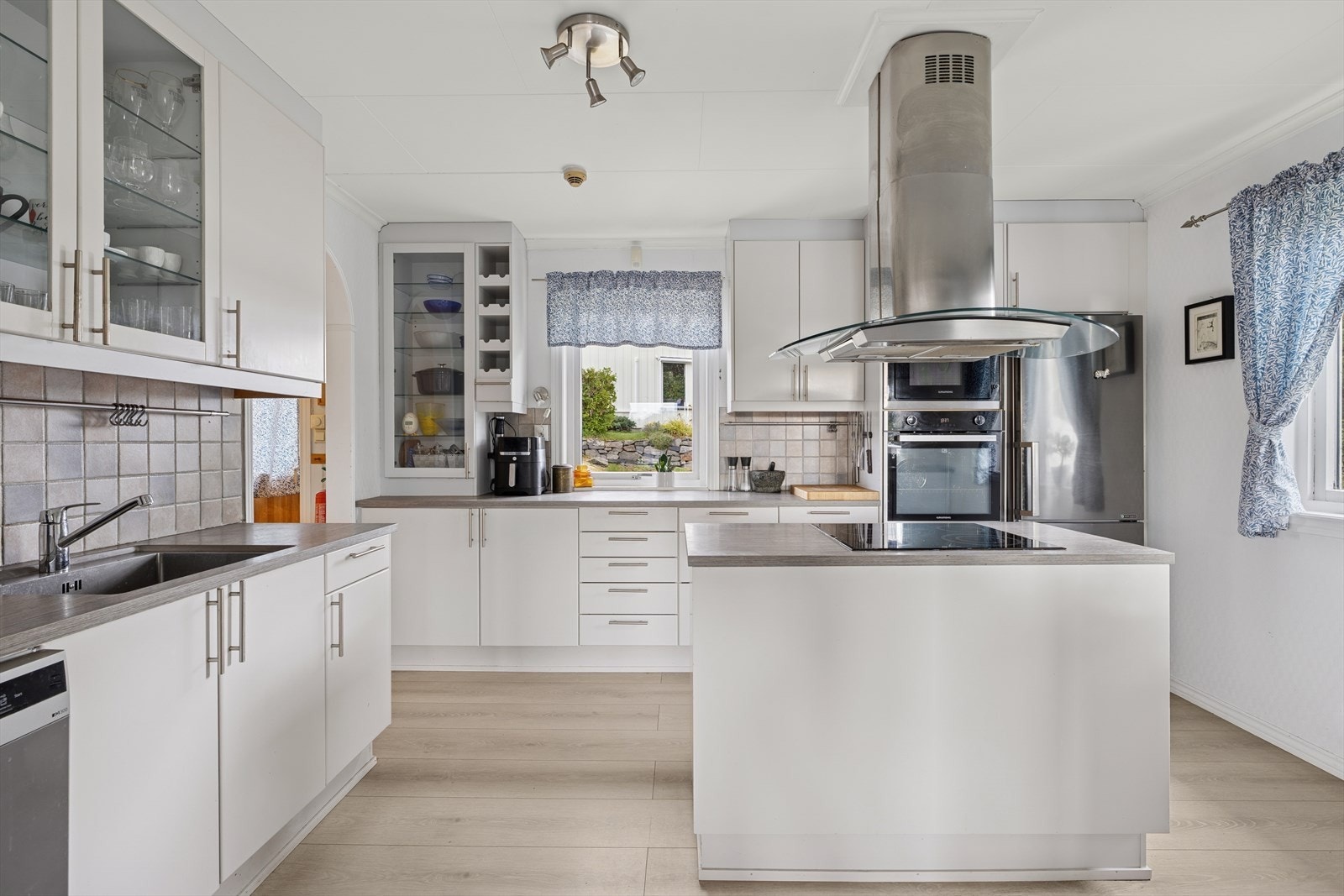 Kjøkkenet er fra Sigdal og fremstår tidløst. Gode arbeidsflater med kjøkkenøy. Galleribilde