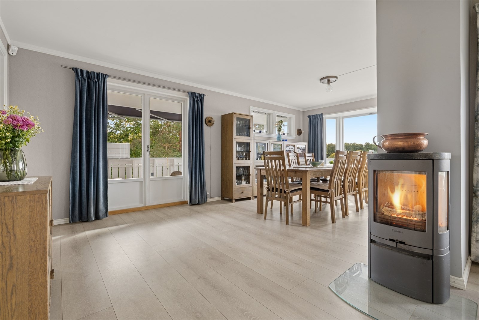 Fra stuen er det utgang til stor veranda. Galleribilde