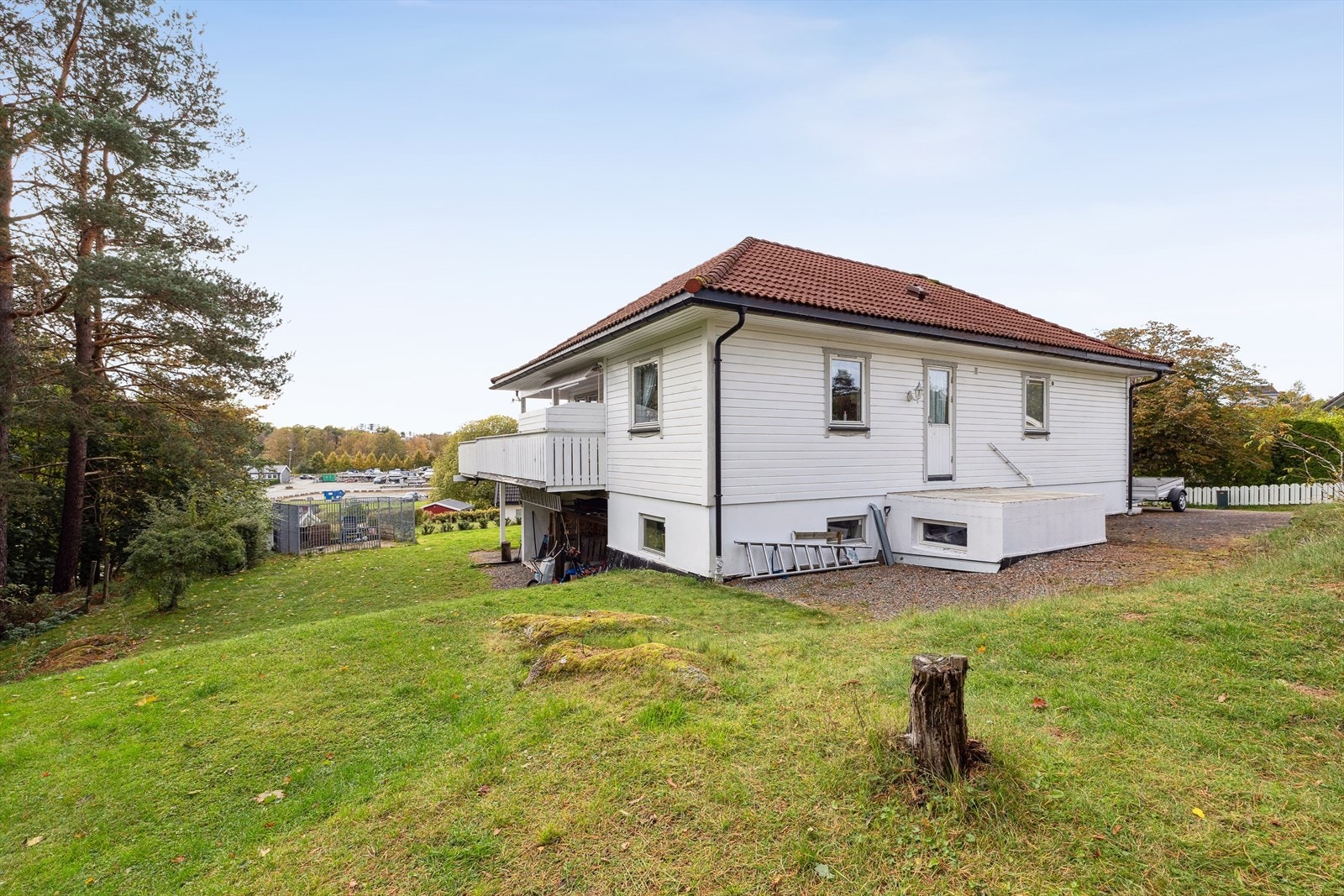 Hagen strekker seg rundt boligen og mot skogholtet. Galleribilde
