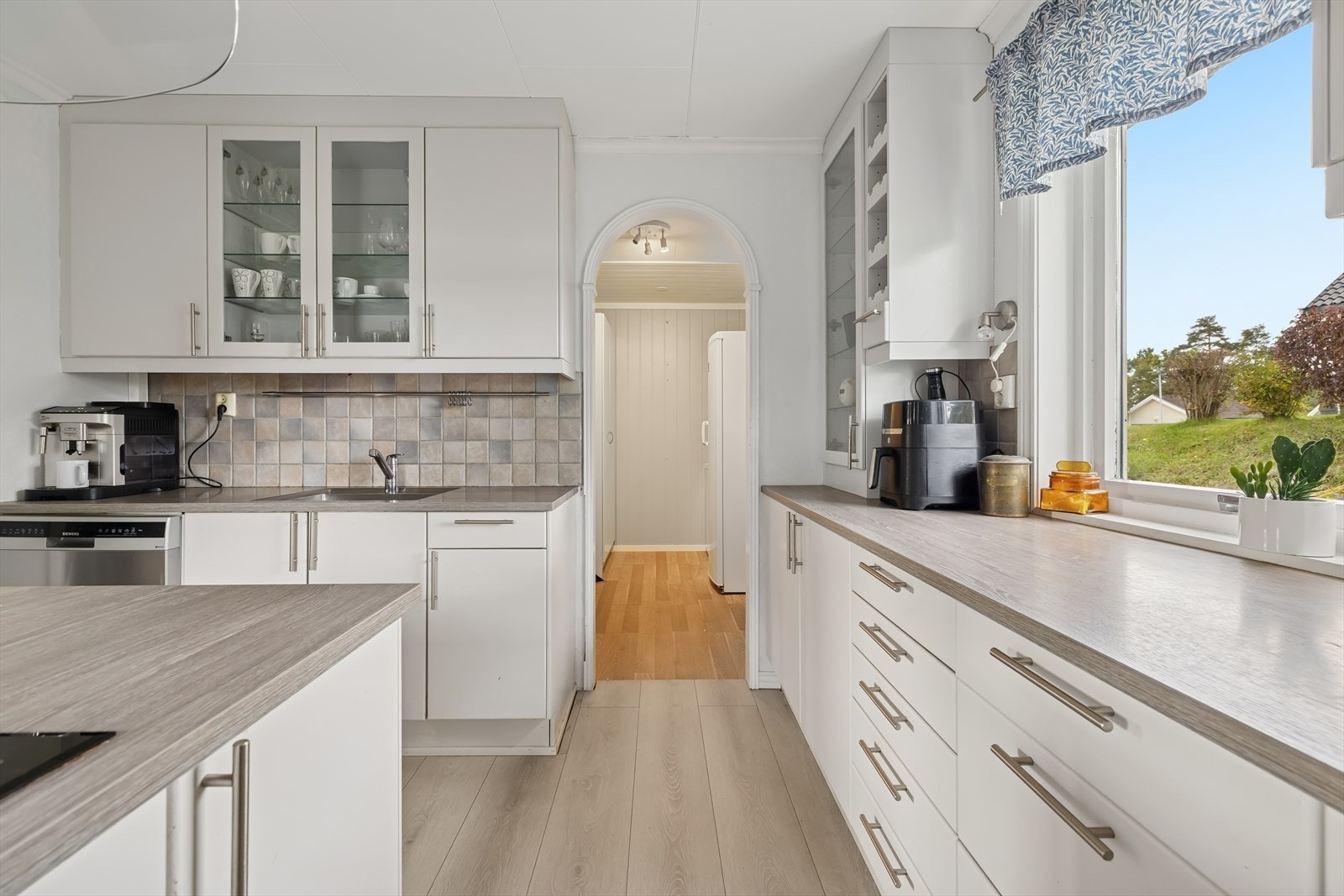 Kjøkken med integrerte hvitevarer (unntatt kjøl/frys) og praktisk bod i tilknytning. Galleribilde