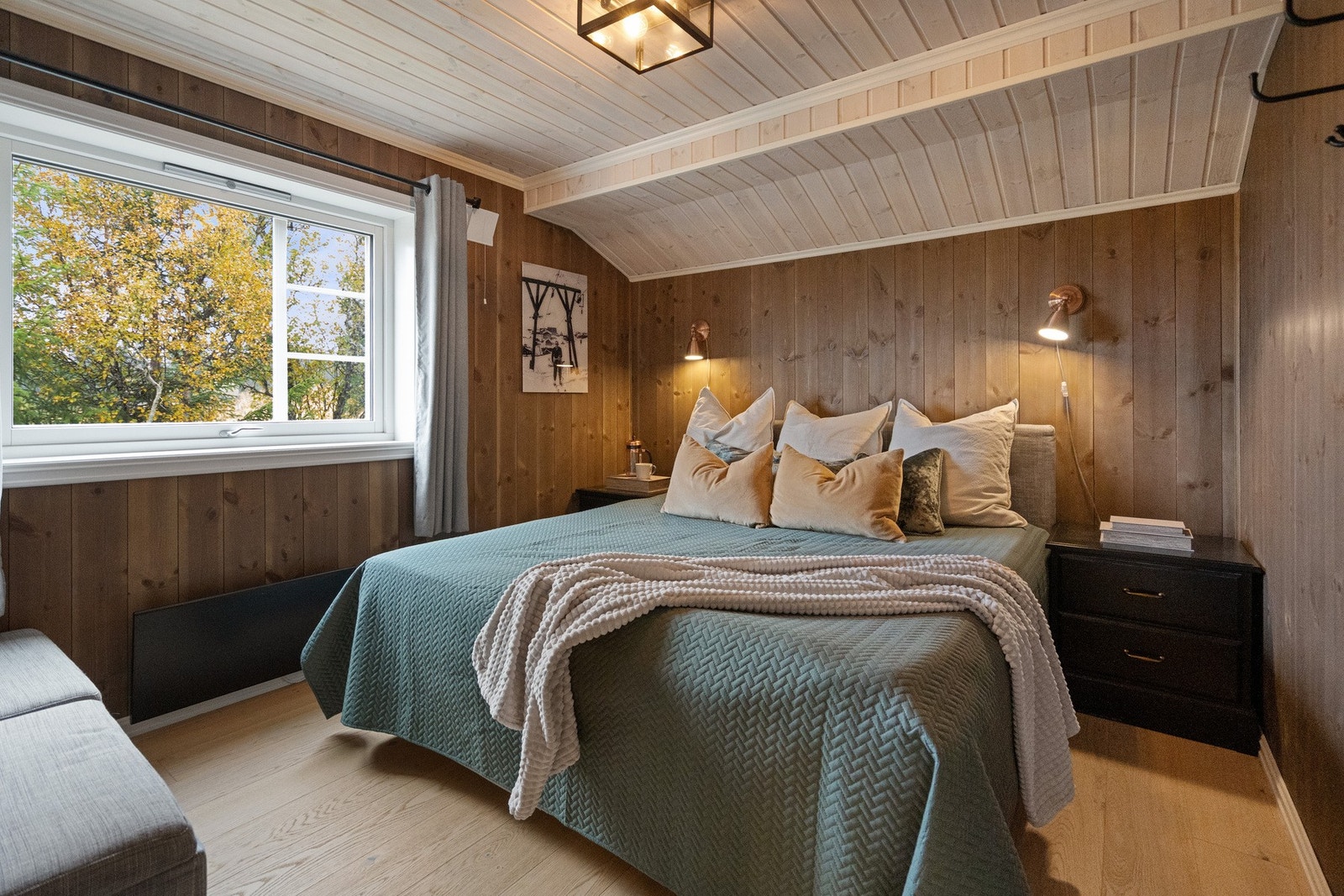 Soverom med dobbeltseng og vindu som slipper inn rikelig med dagslys. Galleribilde