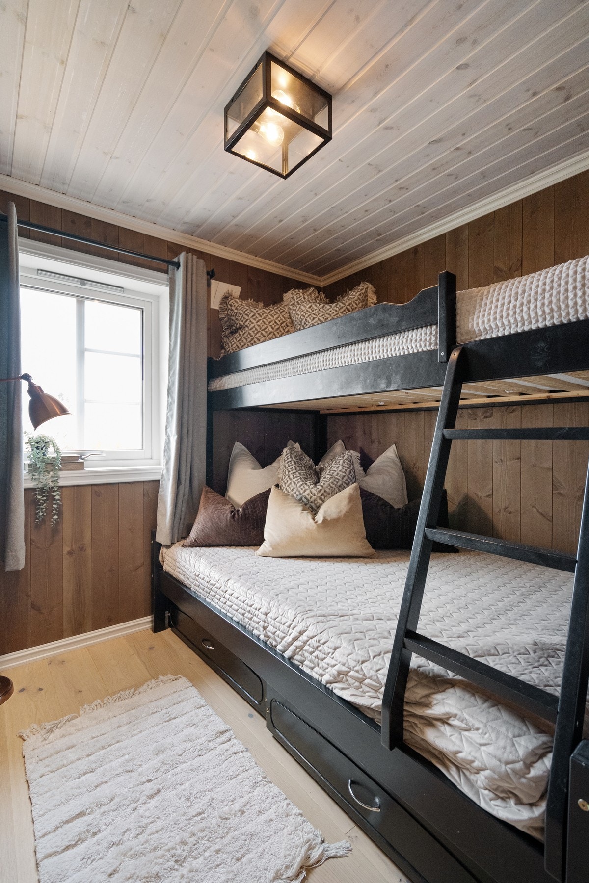 Smart innredet soverom med køyeseng og oppbevaringsplass under. Galleribilde