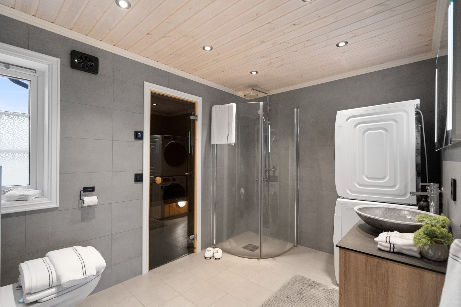 Romslig bad med dusjhjørne, dobbel servant og adkomst badstue. Galleribilde