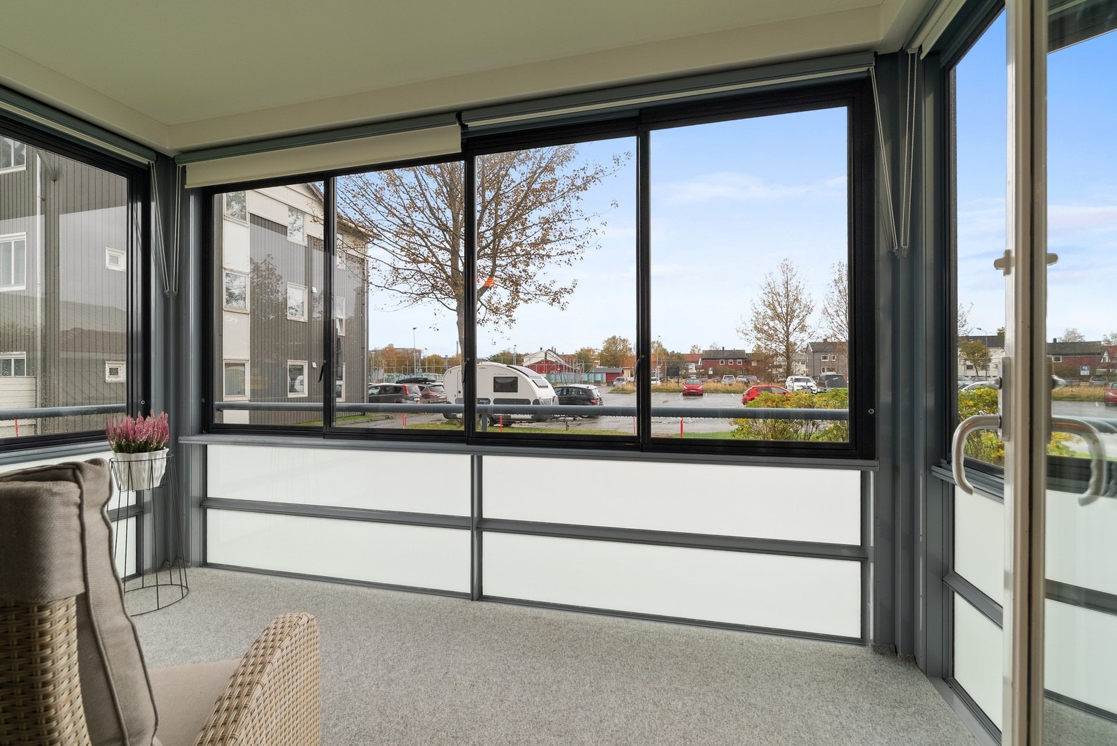 Balkongen er innglasset i 2017 i forbindelse med en rehabilitering av balkonger. Galleribilde