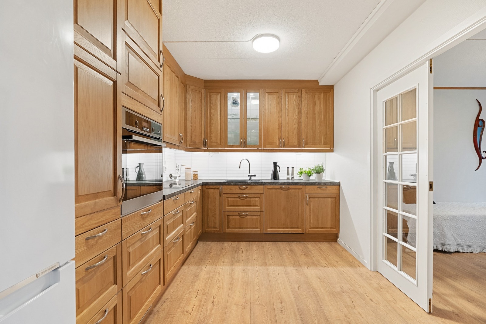 Kjøkkenet er oppgradert og er i eik. Galleribilde