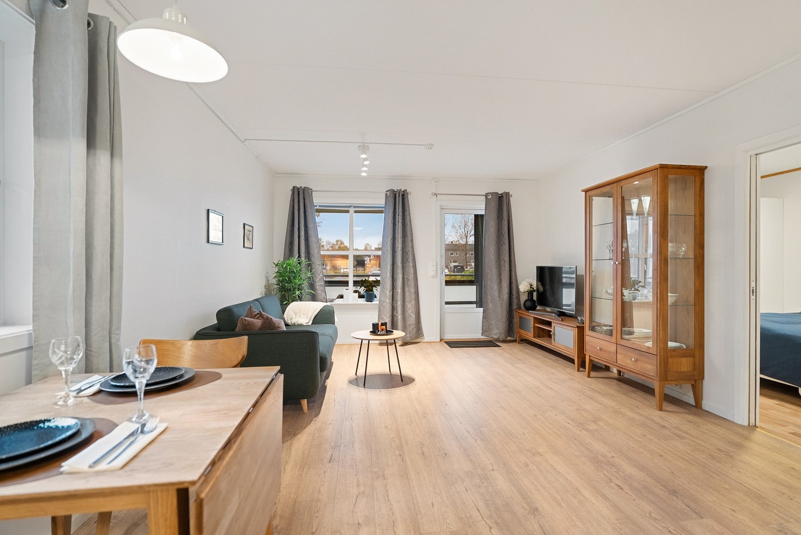 Fra stuen har du utgang til innglasset balkong, der du også har adkomst direkte til plen i front av leiligheten. Galleribilde