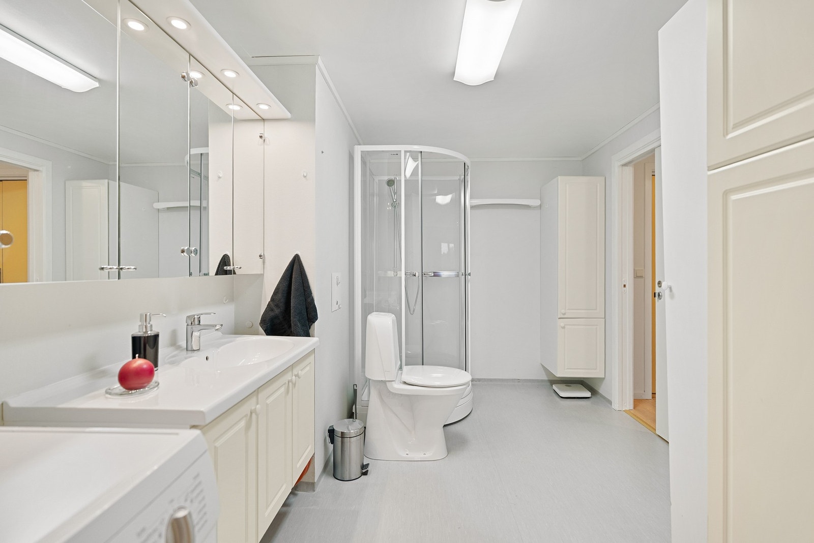 Baderommet har servant, toalett, dusjkabinett og lagt opp vann og avløp for vaskemaskin. Galleribilde