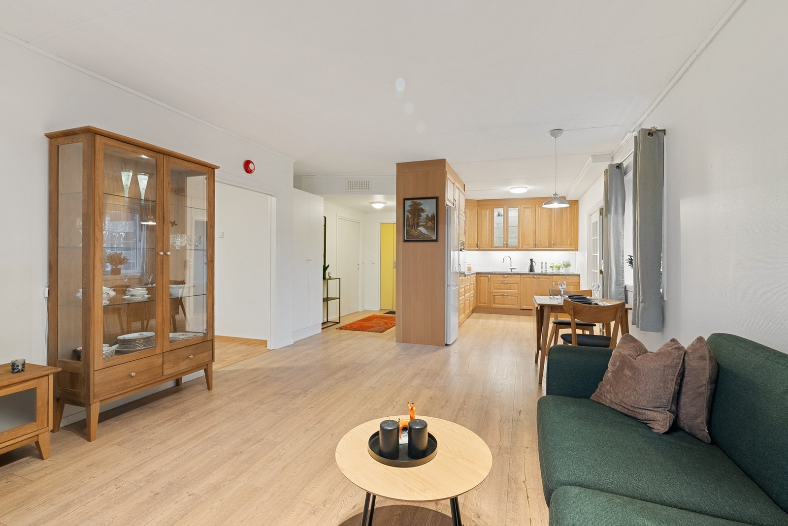 Her kommer man inn til et innbydende oppholdsrom med åpen stue/kjøkken- løsning. Galleribilde