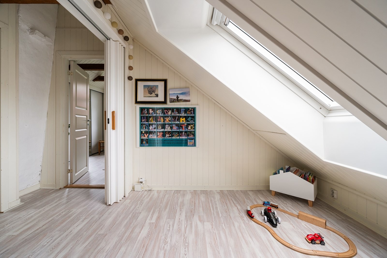 Rommet egner seg også godt som kombinert TV-stue eller gjesterom med sovesofa. Smart foldedør/rominndeler gir mulighet for å lukke av til overnattingsgjester. Galleribilde