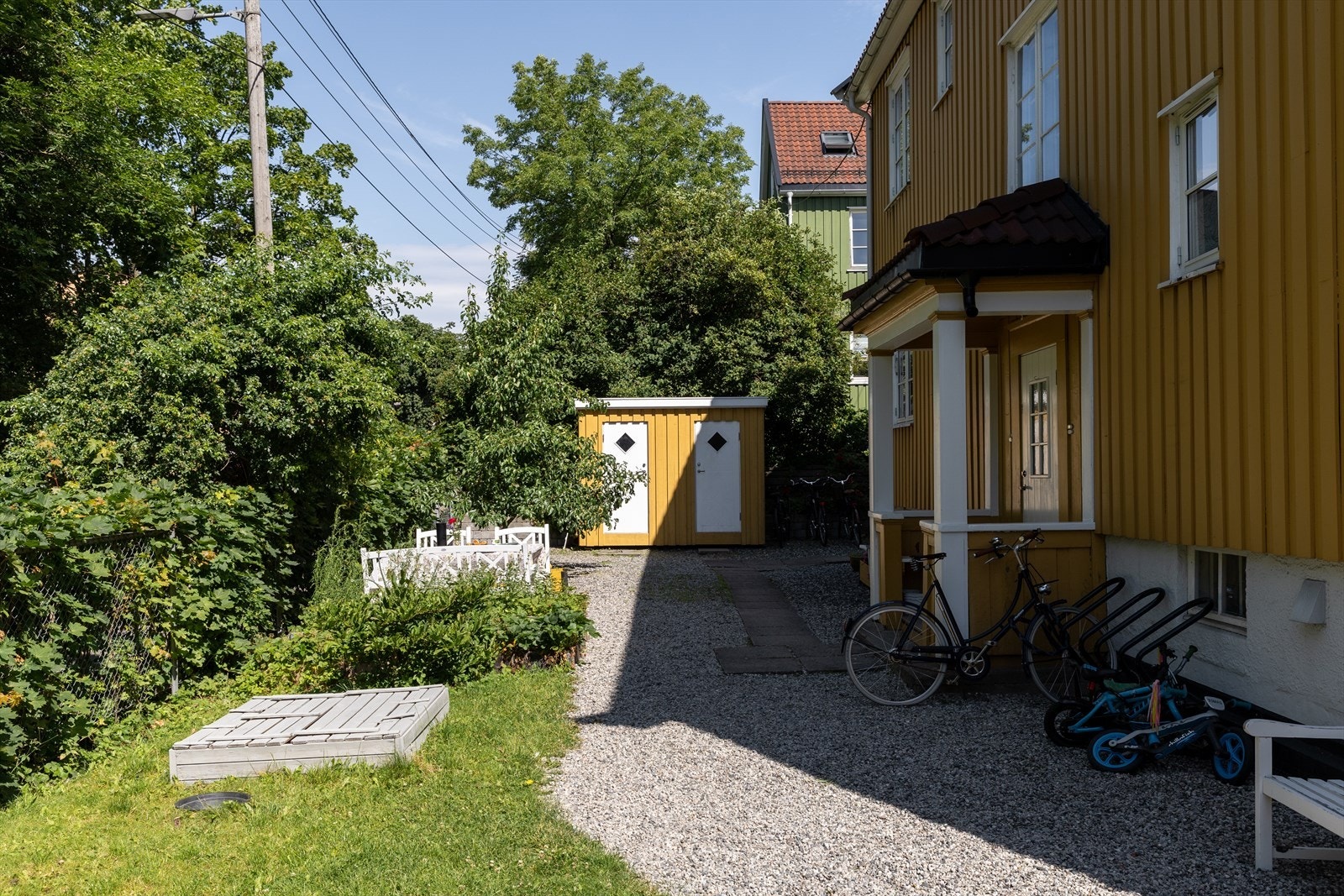 Boligen disponerer en utebod med ca. 3 kvm. gulvareal. Galleribilde