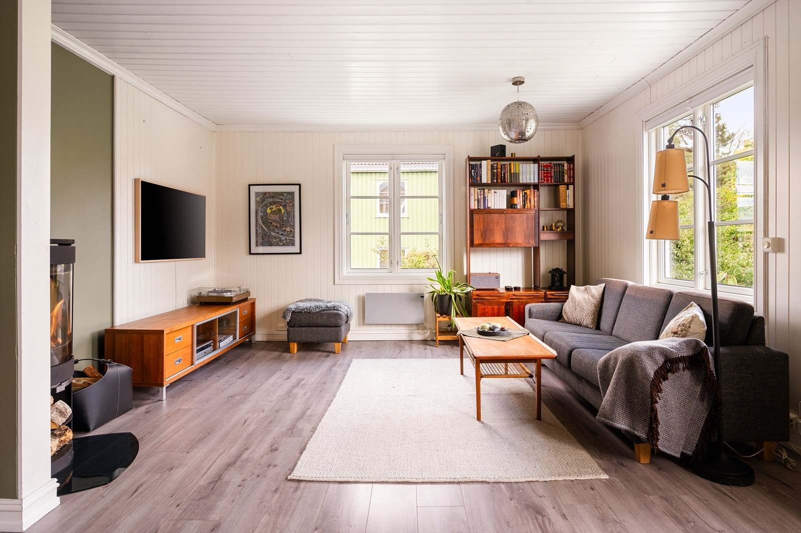 Romslig og flott stue med god plass til sofagruppe og annet møblement. Galleribilde