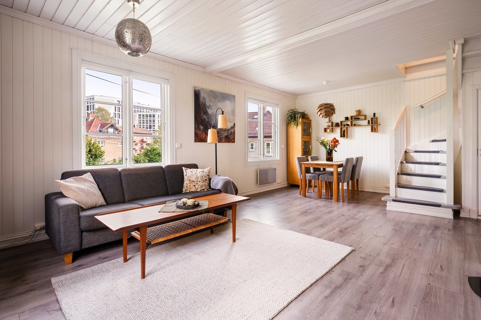 God plass til spisebord og mange gjester. Galleribilde