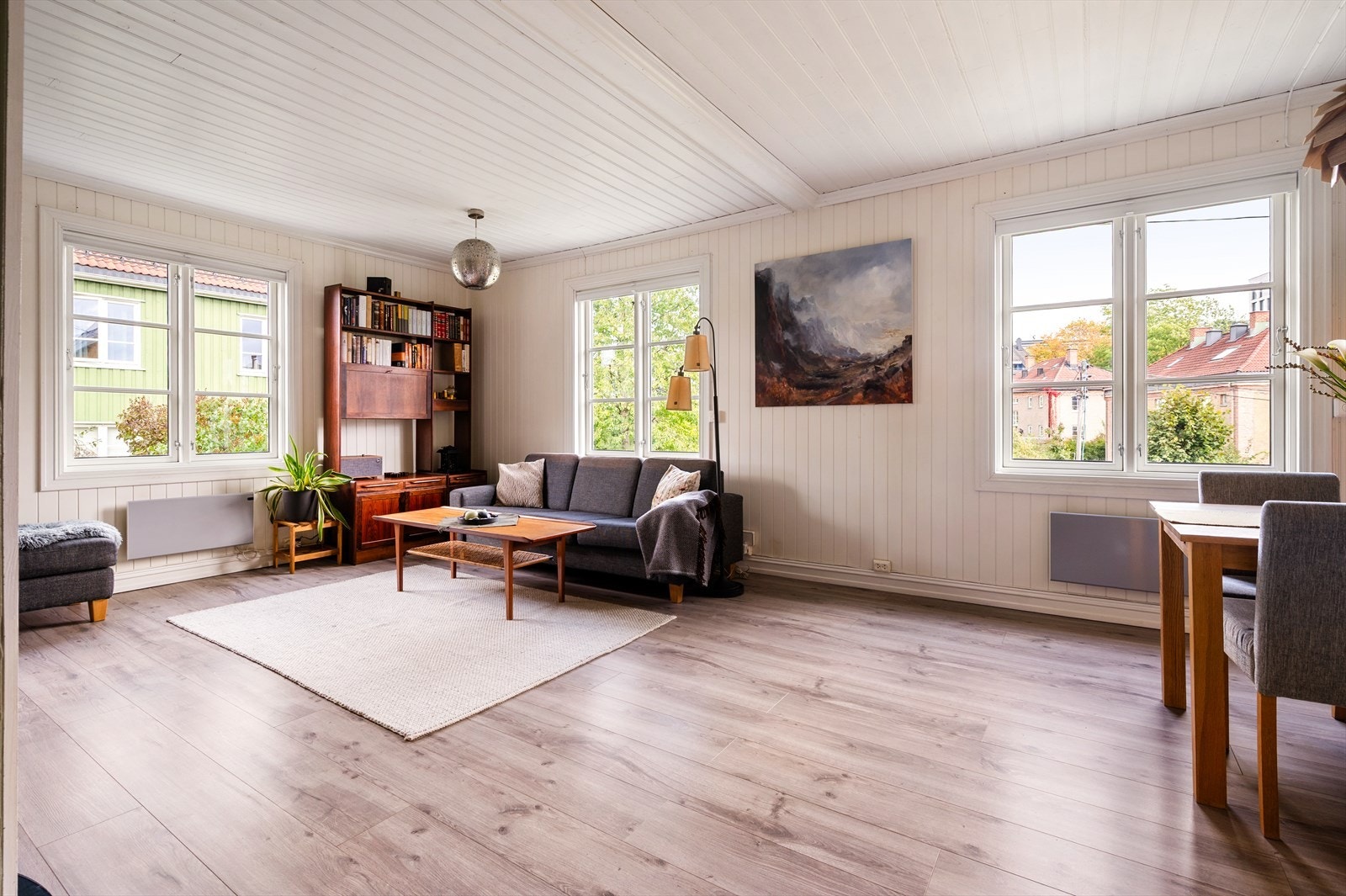Store vindusflater gir lyse og luftige romforhold, med lys inn fra flere sider. Galleribilde