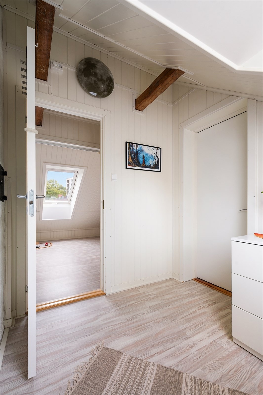 Rommet har egen adkomst til trappeoppgang. Galleribilde