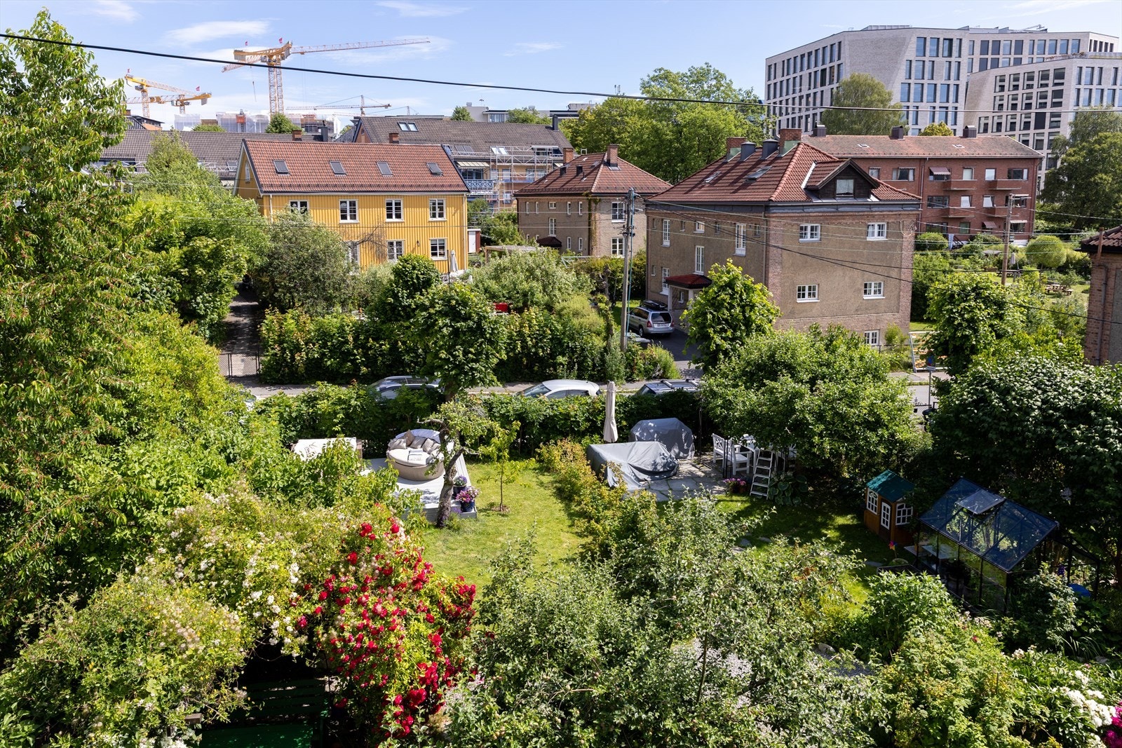 Hagen, sett rett fram og litt til venstre, er frodig og velstelt, med flere områder å nyte sommersolen på. Galleribilde