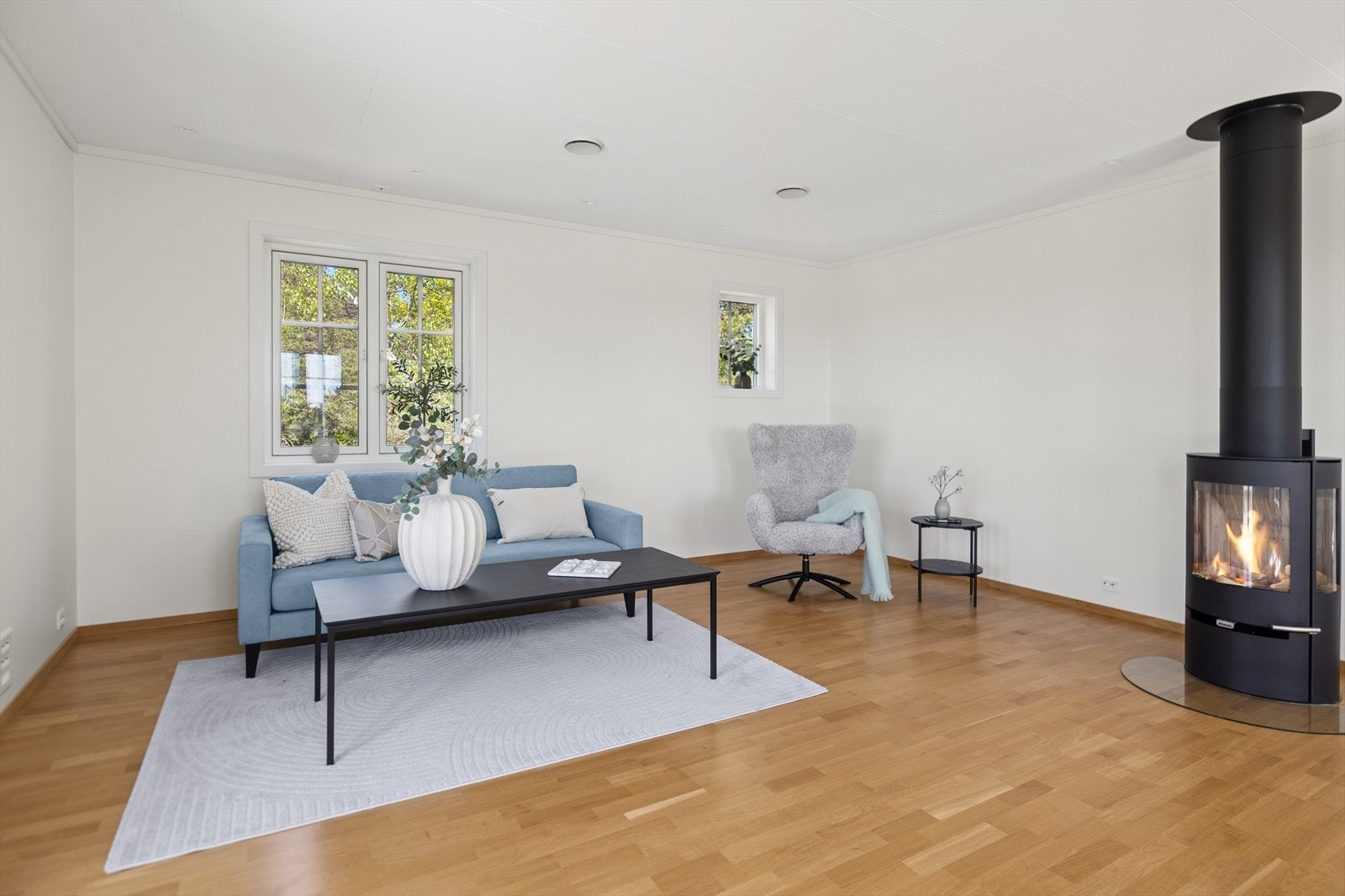 Hovedstue med sofakrok og peisovn i sentrum. Rikelig gulvplass gir fleksible møbleringsmuligheter, og vinduer som gir et godt lysinnslipp..jpg Galleribilde