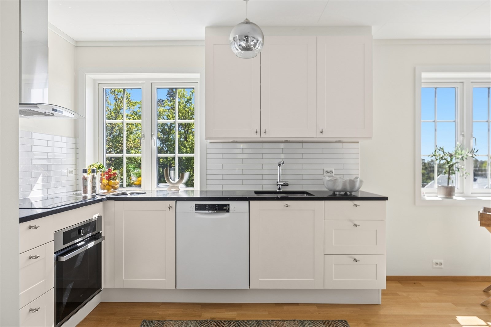 Lyst og funksjonelt kjøkken med store vindusflater og naturlig gjennomlys. God plass til matlaging, oppbevaring og trivsel i hverdagen. Galleribilde