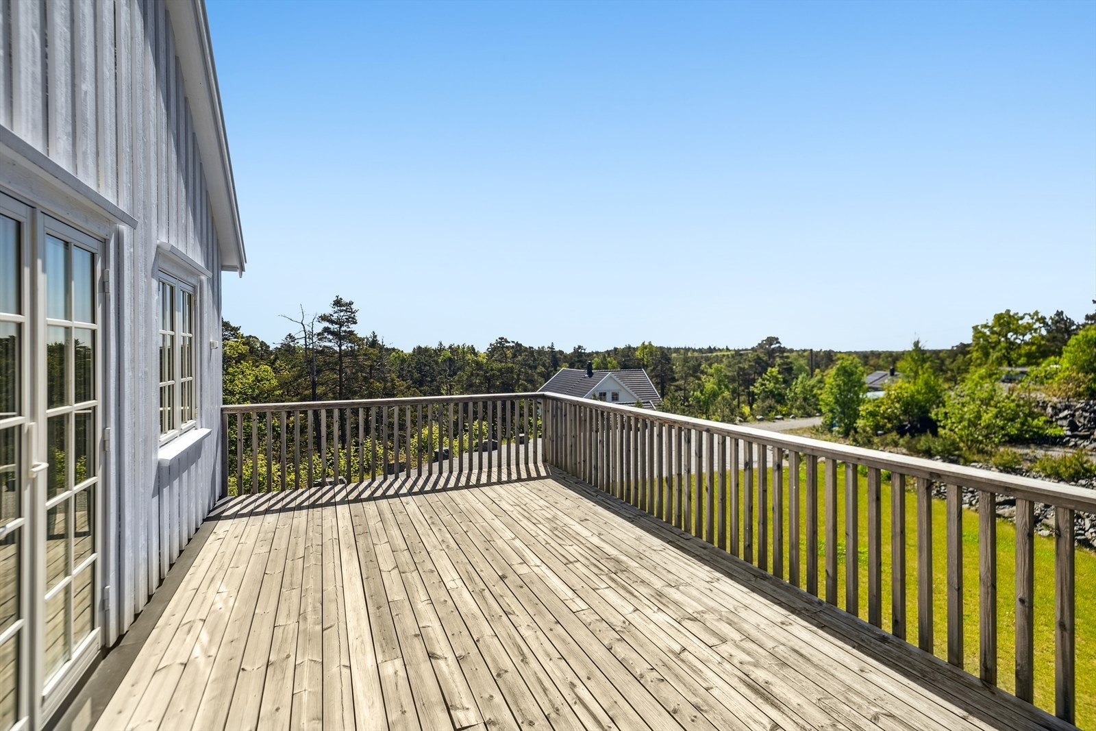 Romslig terrasse i 2. etasje med gode solforhold og fin utsikt mot nærområdet. Her er det plass til både sittegruppe og grill - perfekt for rolige dager ute. Galleribilde