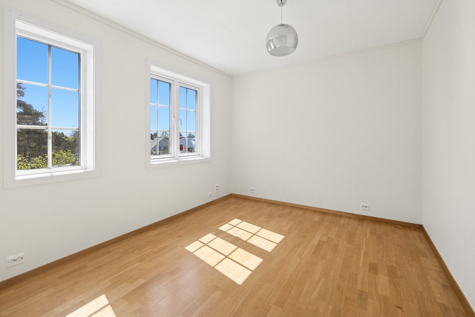 Soverom med to vinduer som slipper inn rikelig med dagslys. Rommet har en fleksibel størrelse og passer godt som barnerom, gjesterom eller kontor. Galleribilde