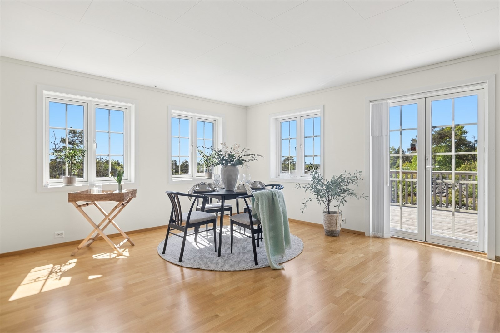 Spisestue plassert i romslig hjørne med fem vinduer og utgang til terrasse. Flott romfølelse og nydelige lysforhold gir en luftig og inviterende atmosfære. Galleribilde