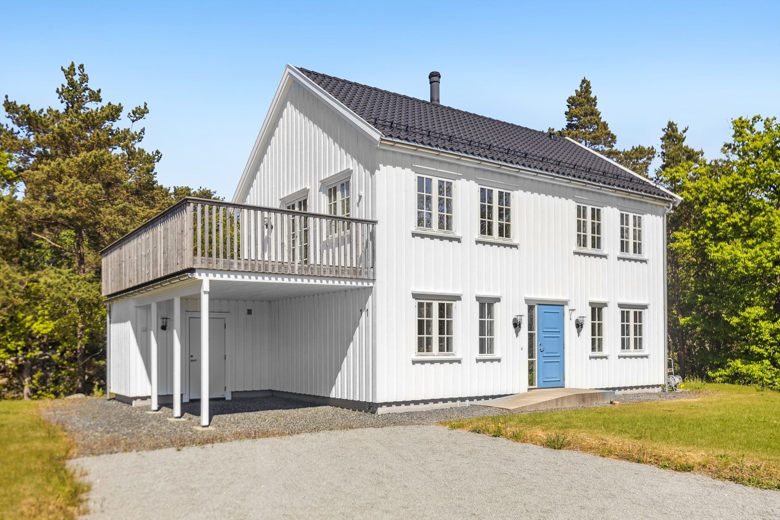 Trygve Ribe vDNB Eiendom har gleden av å presentere Homborsundveien 11 - en moderne enebolig fra 2017 med solrik beliggenhet, god planløsning og flotte uteområder. Galleribilde