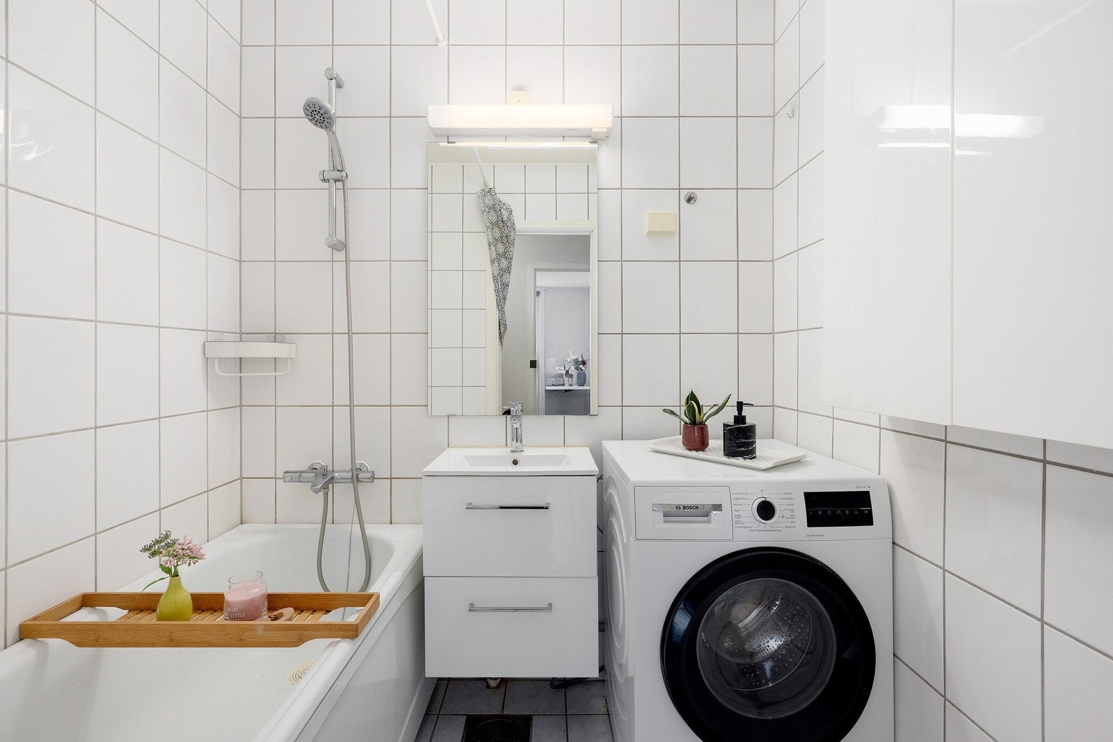 Pent flislagt bad med varmekabler! Badet er innredet med et praktisk badekar og en nedsunket servant med speil. Galleribilde