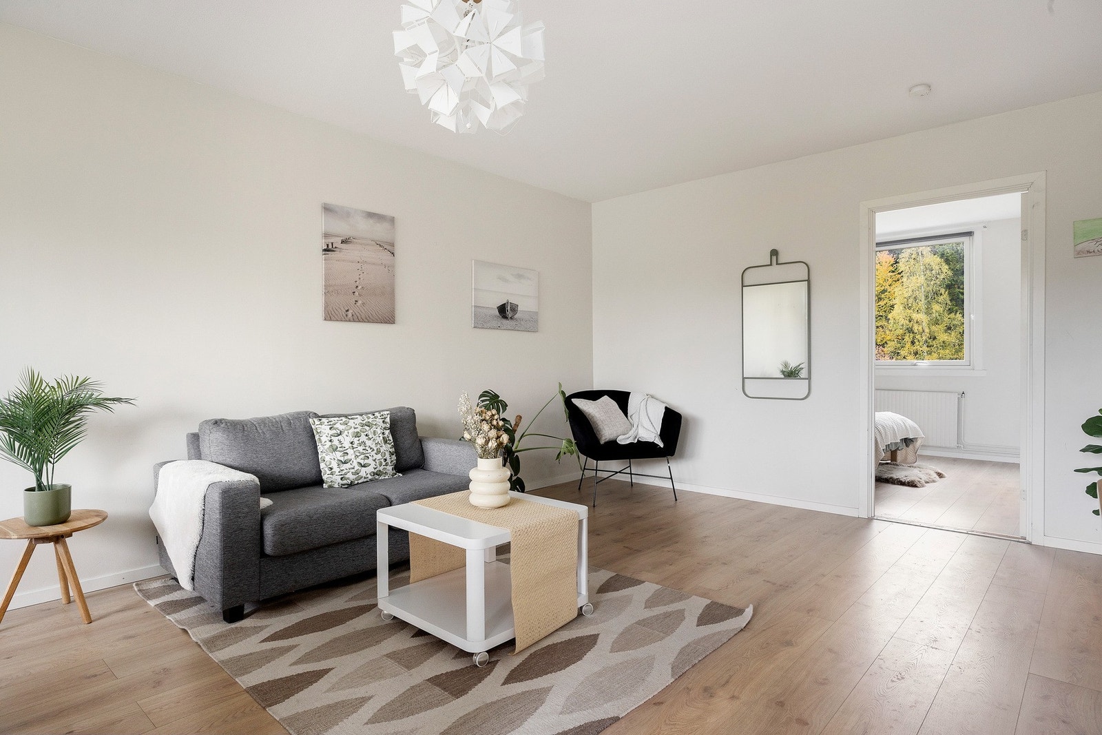 Store vinduer slipper inn med mye naturlig dagslys. Galleribilde