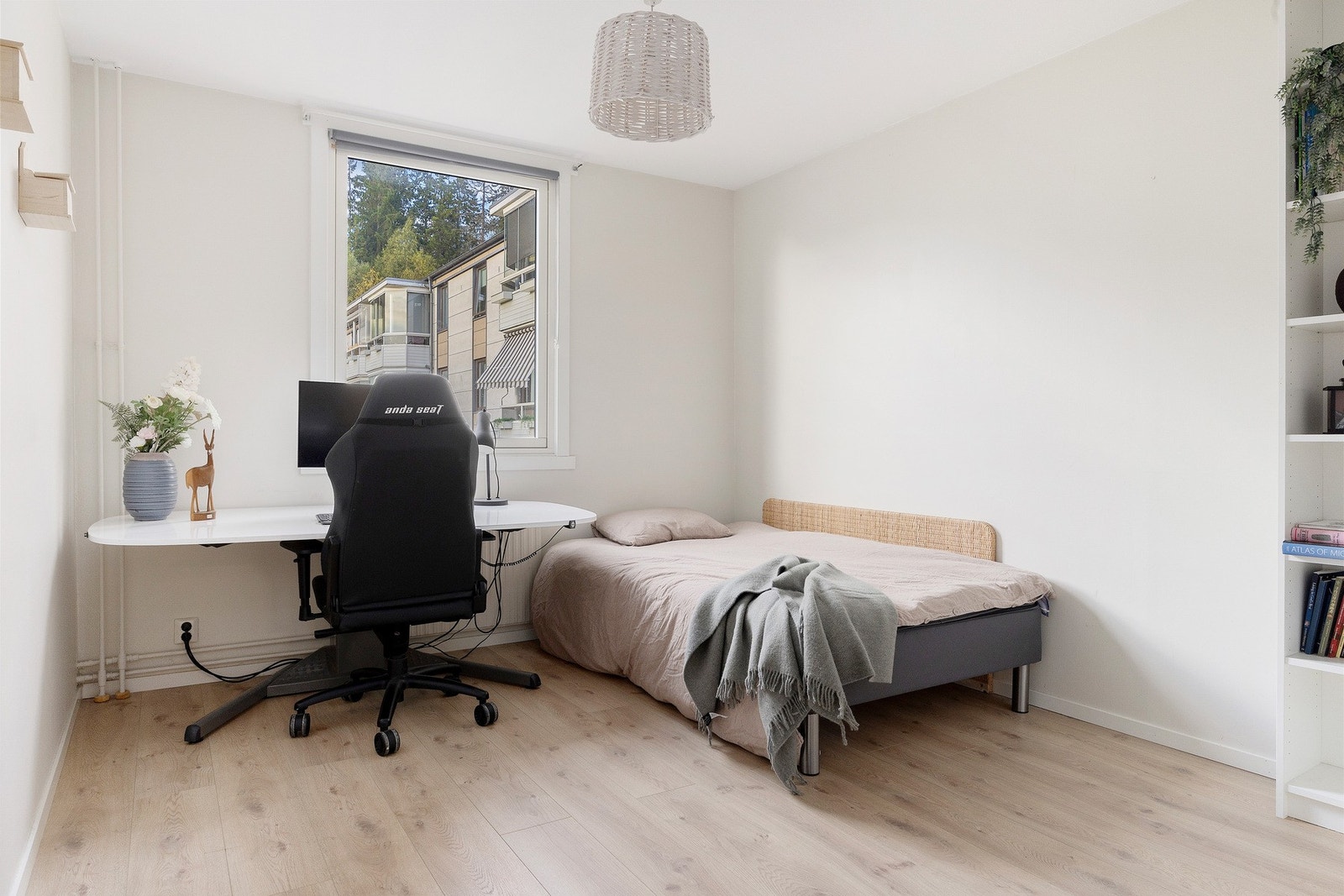 Soverom 2 passer perfekt som barnerom, gjesterom eller hjemmekontor. Galleribilde