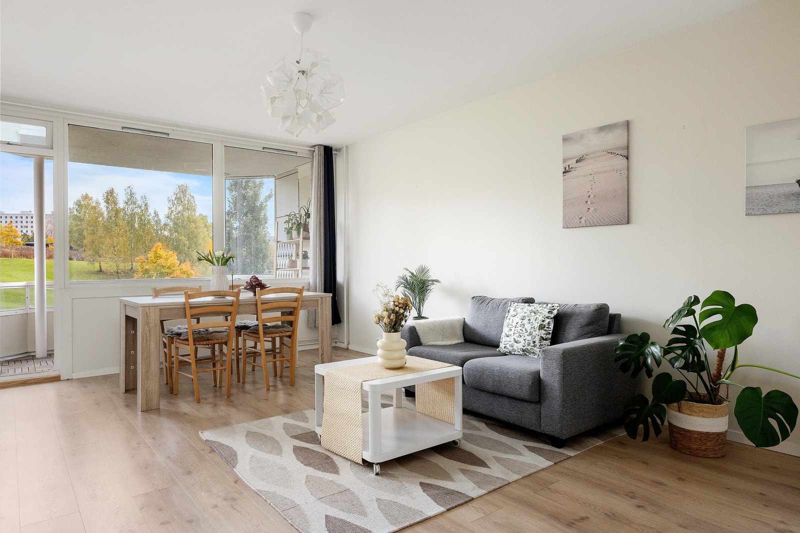 De naturlige møbleringssonene gjør det enkelt å innrede med en komfortabel sofagruppe, TV-løsning og et spisestuemøblement for hyggelige middager. Galleribilde