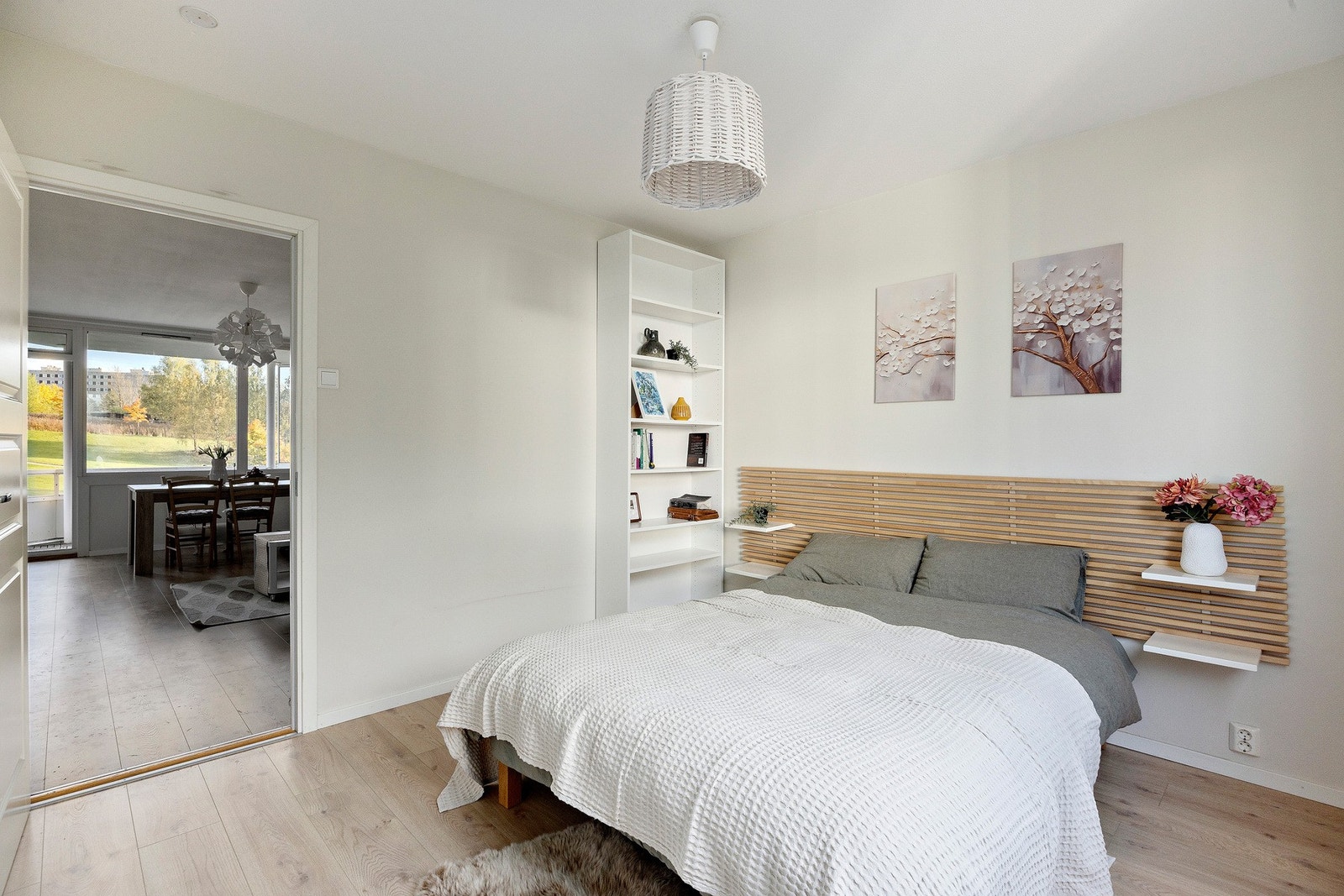 Romslig hovedsoverom med plass til dobbeltseng, et fredelig rom som innbyr til hvile og ro. Galleribilde