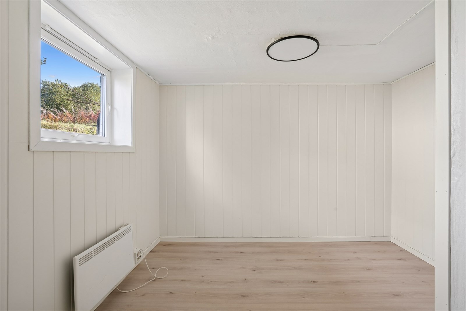 Under trappa er det innredet et fjerde soverom med 8,7 m² målbart areal. Rommet er ikke søkt/godkjent som soverom. Galleribilde