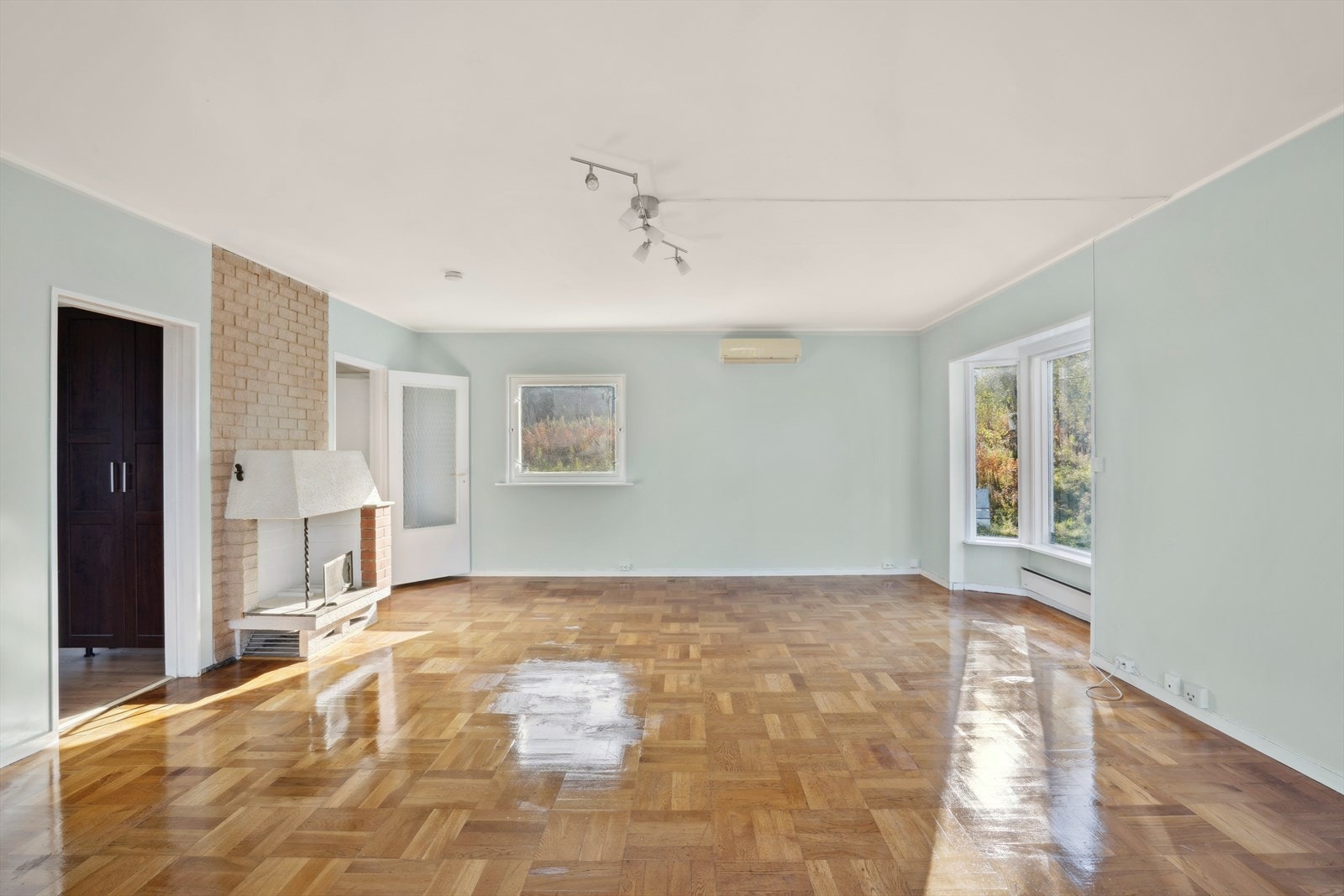 Stuen har en klassisk peis og varmepumpe som varmer godt på kalde dager. Galleribilde