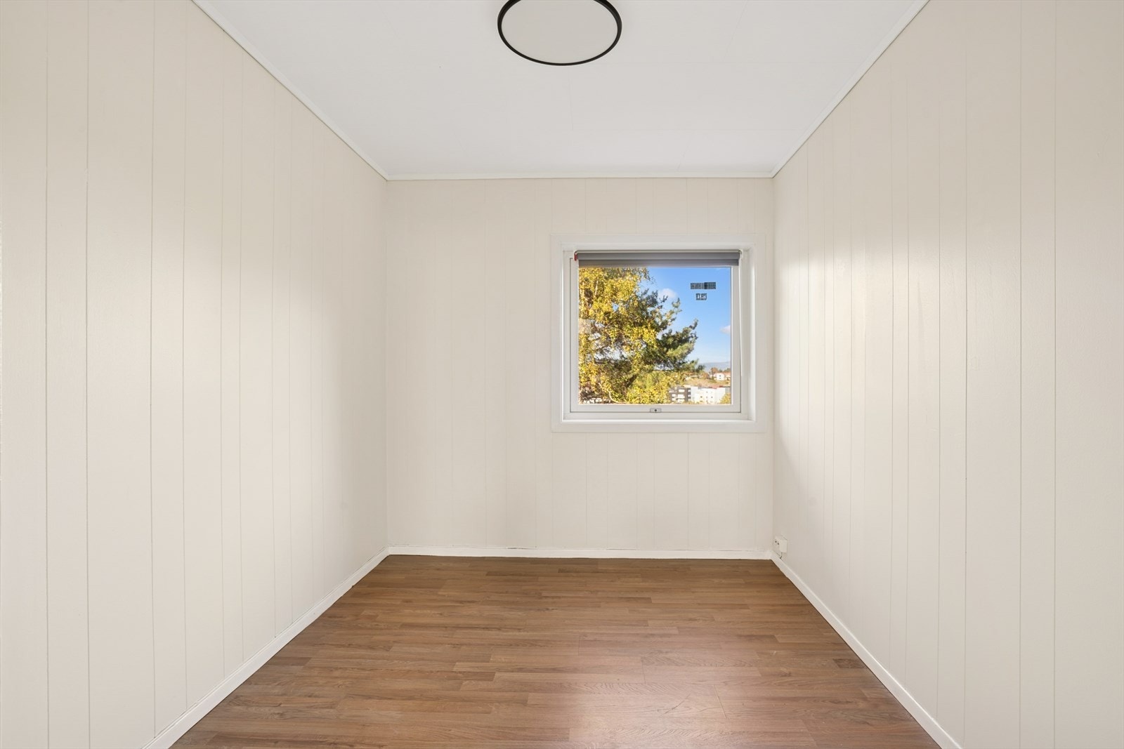 Soverom 2 måler 7,3 m². Alle soverommene er oppgradert med nye vinduer i 2013. Galleribilde