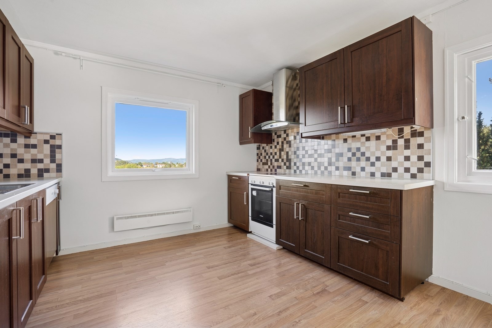 Separat kjøkken på 15,4m² med god plass for spisegruppe. Galleribilde