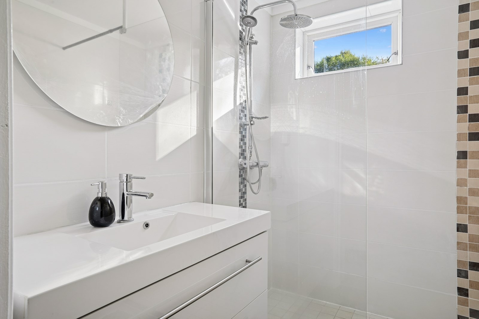 Badet er utstyrt med servant med skuffer og dushjørne. Galleribilde