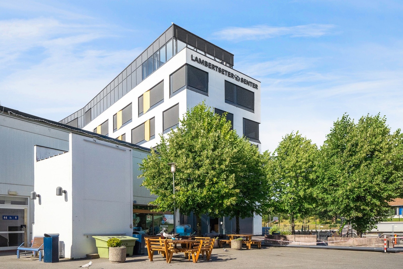 Lambertseter Senter med et bredt utvalg av butikker, treningssentre og servicetilbud - alt du trenger i hverdagen. Galleribilde