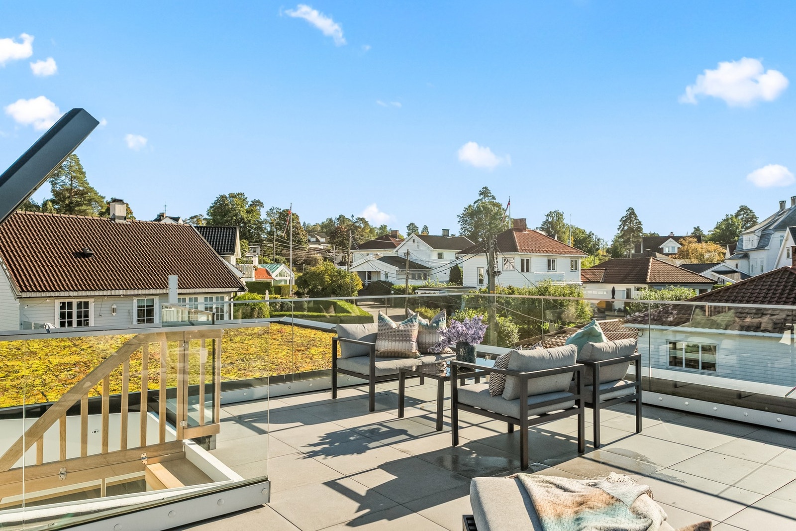 En takterrasse for både ro og selskap - her får du sol fra morgen til kveld.