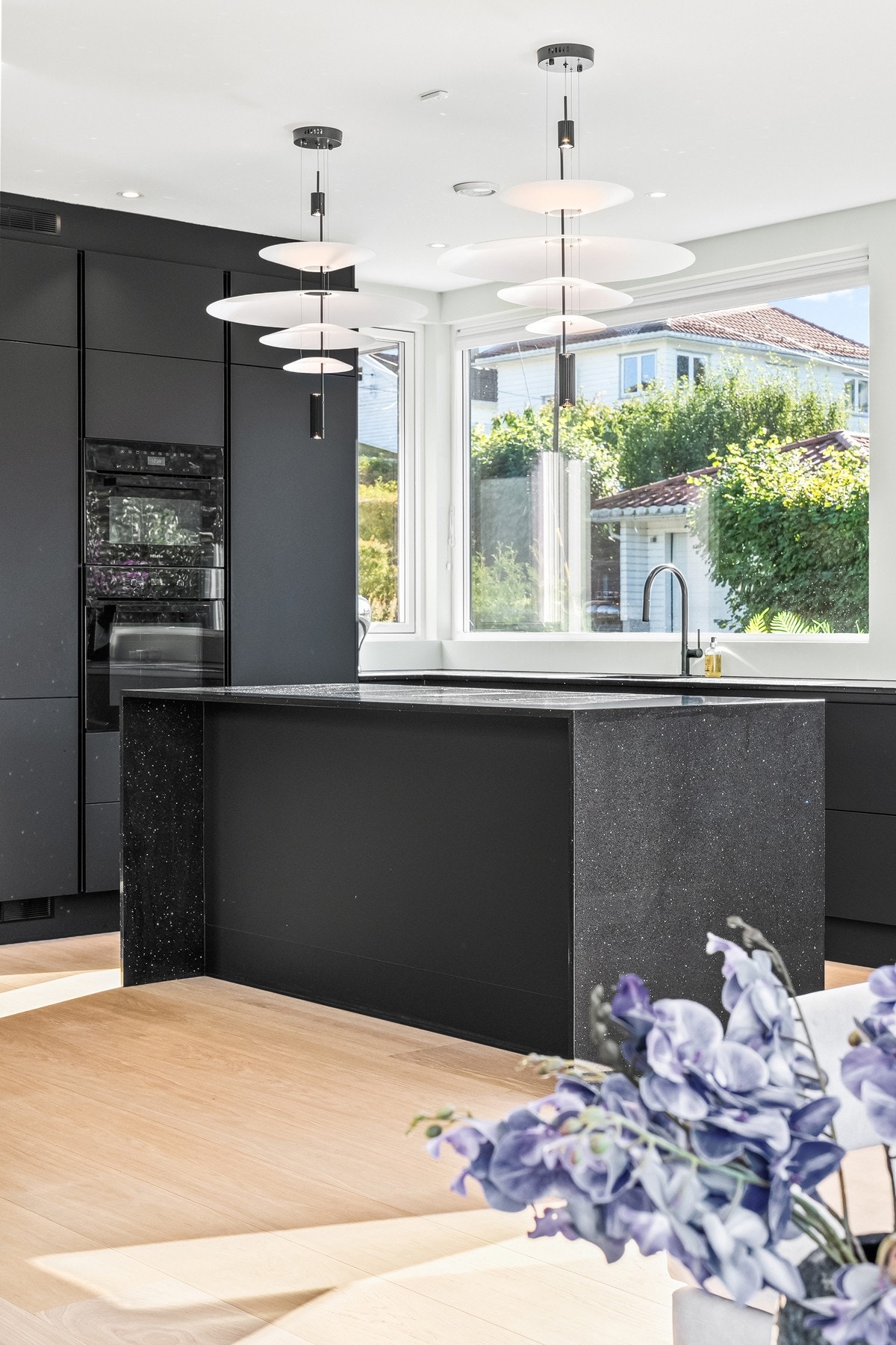 Moderne uttrykk med rene linjer og materialvalg av høy kvalitet. Galleribilde