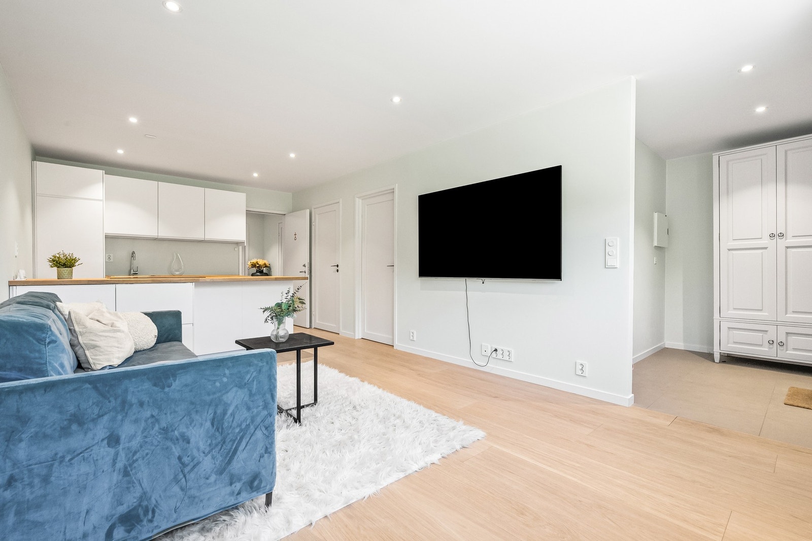 Fullverdig kjelleretasje med egen inngang - ideell som utleiedel.