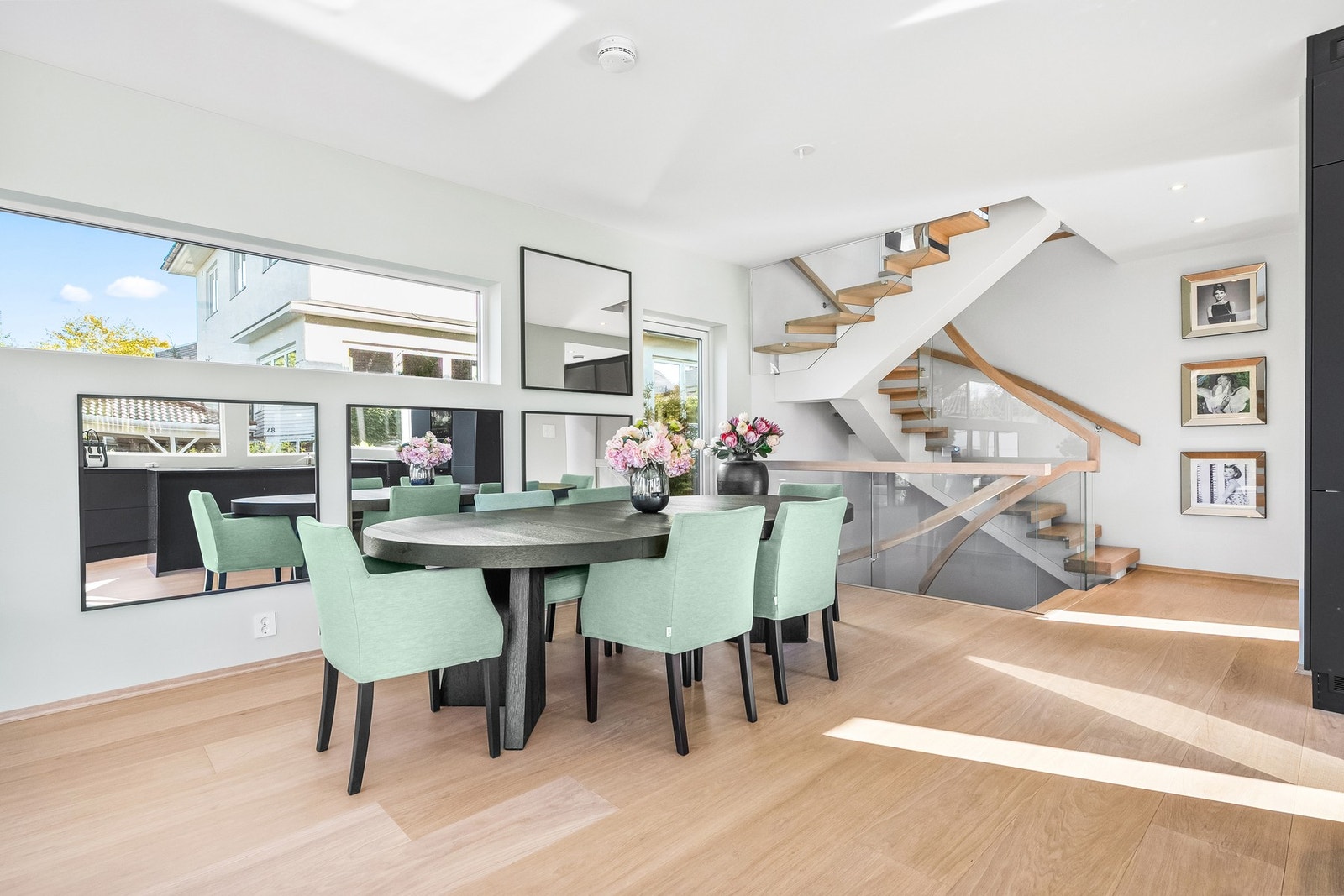 Lys og luftig elegant spisesone med eikeparkett og downlights.