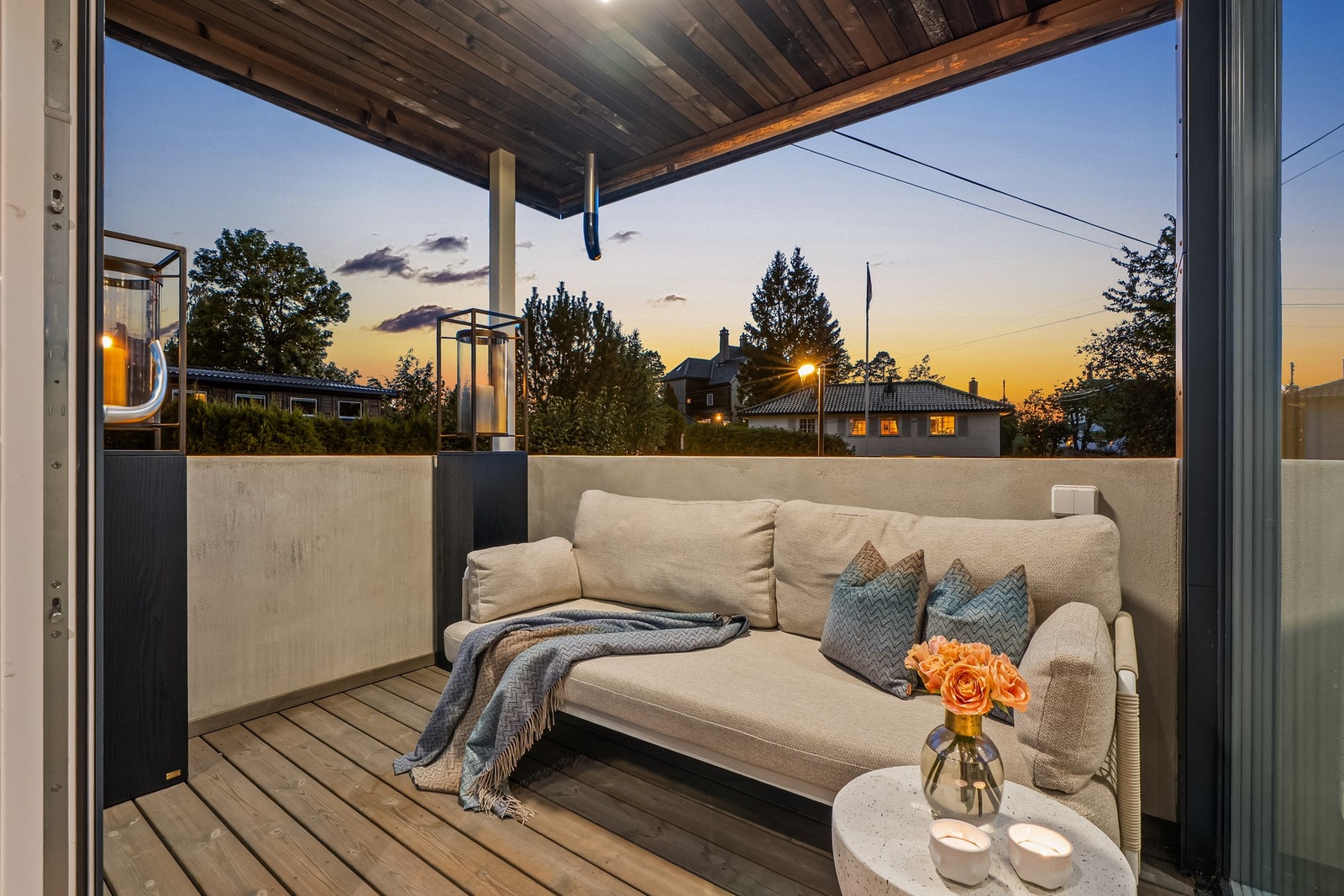 Balkong utenfor stue - perfekt sted for morgenkaffen.