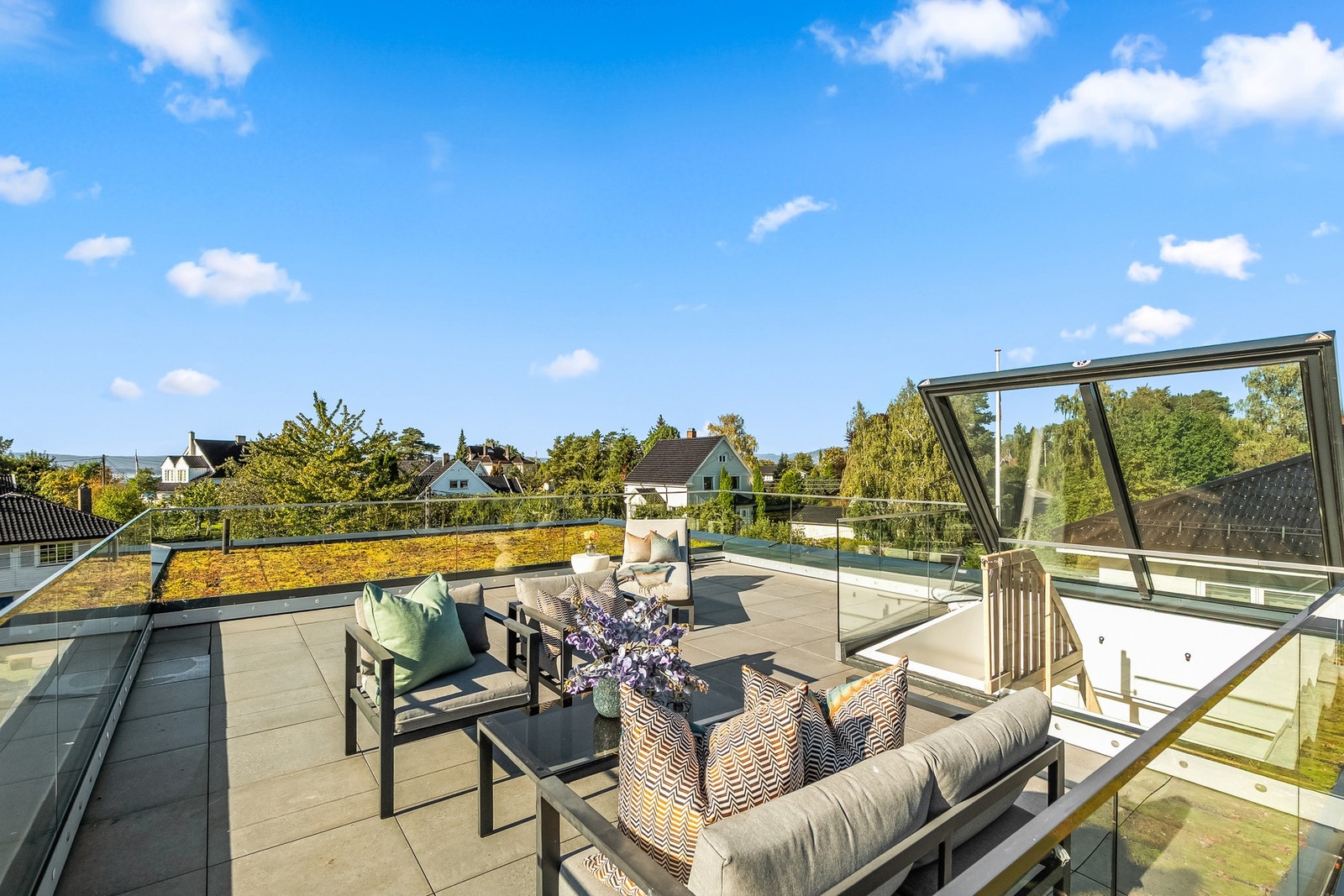 Takterrassen ligger fritt og usjenert med utsyn over nabolaget på Nordstrand. Galleribilde