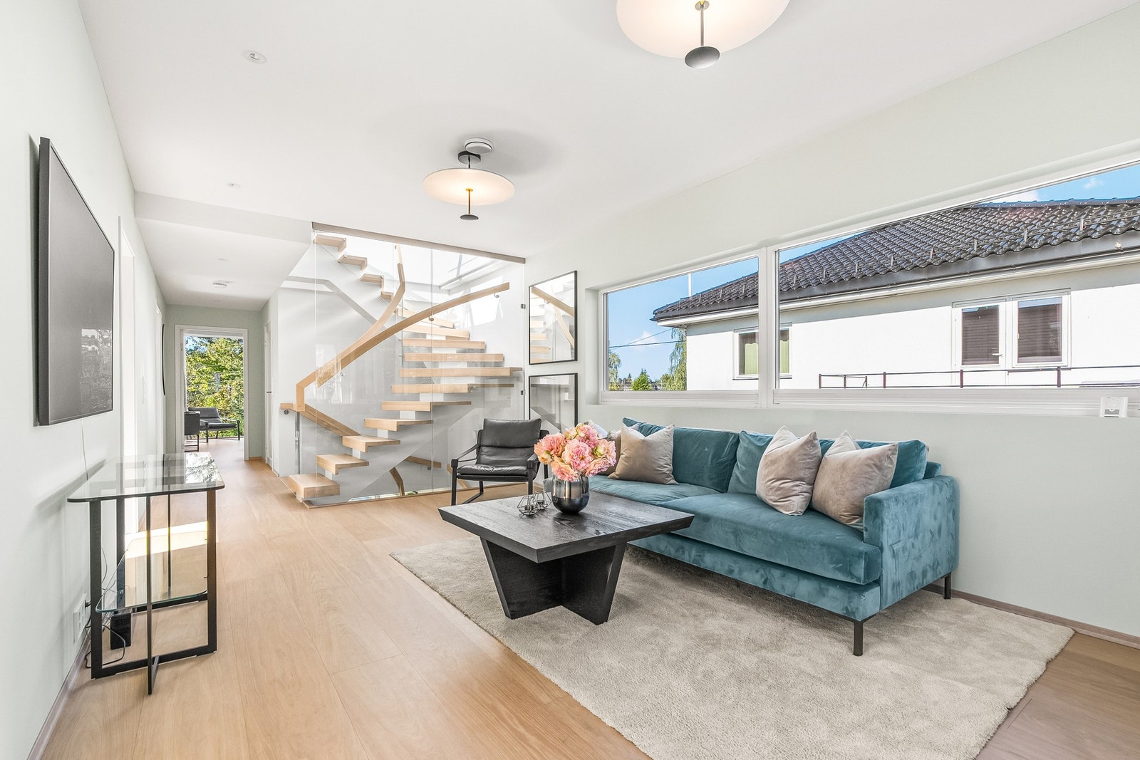 Lun og innbydende TV-stue - et naturlig samlingspunkt i andre etasje.