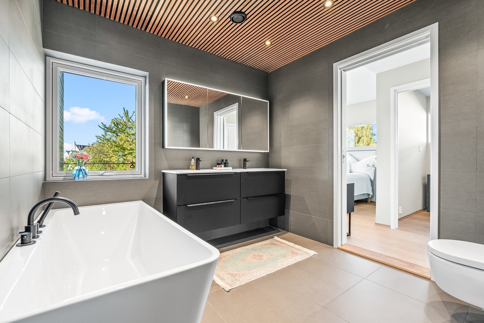 En-suite bad med dobbel servant, dusj og badekar. Galleribilde