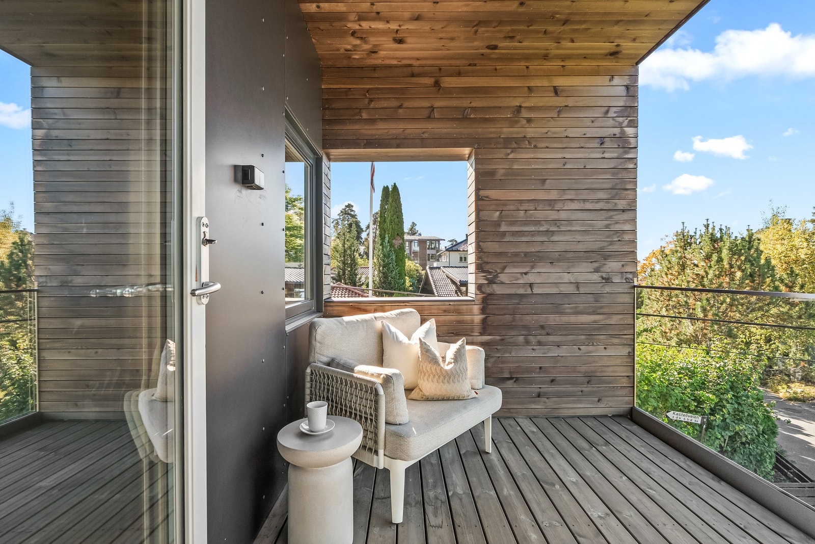 Balkong i 2. etasje med glassrekkverk og nydelig utsikt. Galleribilde