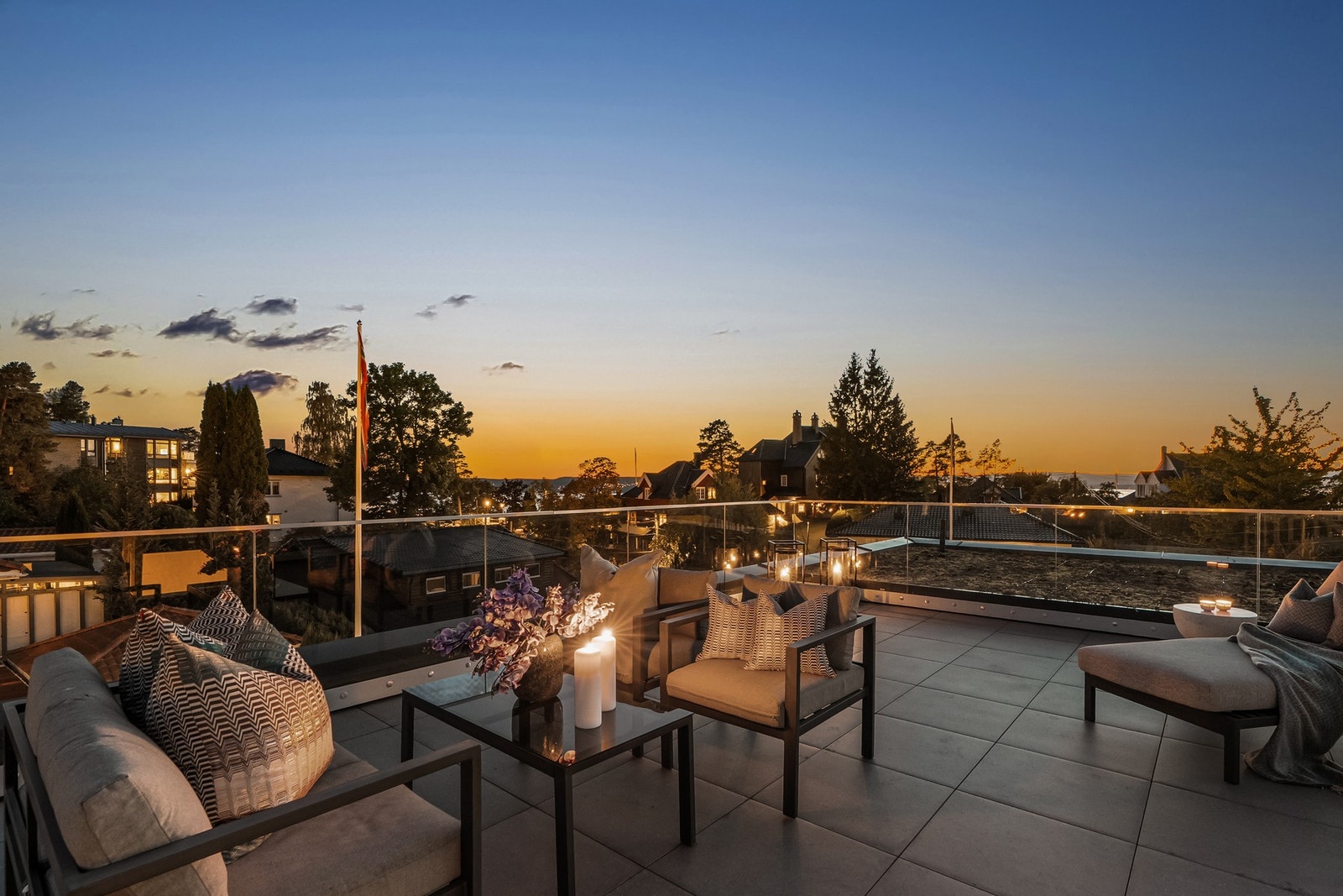 Tiltalende enebolig med særpreg - Herlig takterrasse - Utsikt - Utleie egen bolig - Dobbel garasje - Sentralt. Galleribilde