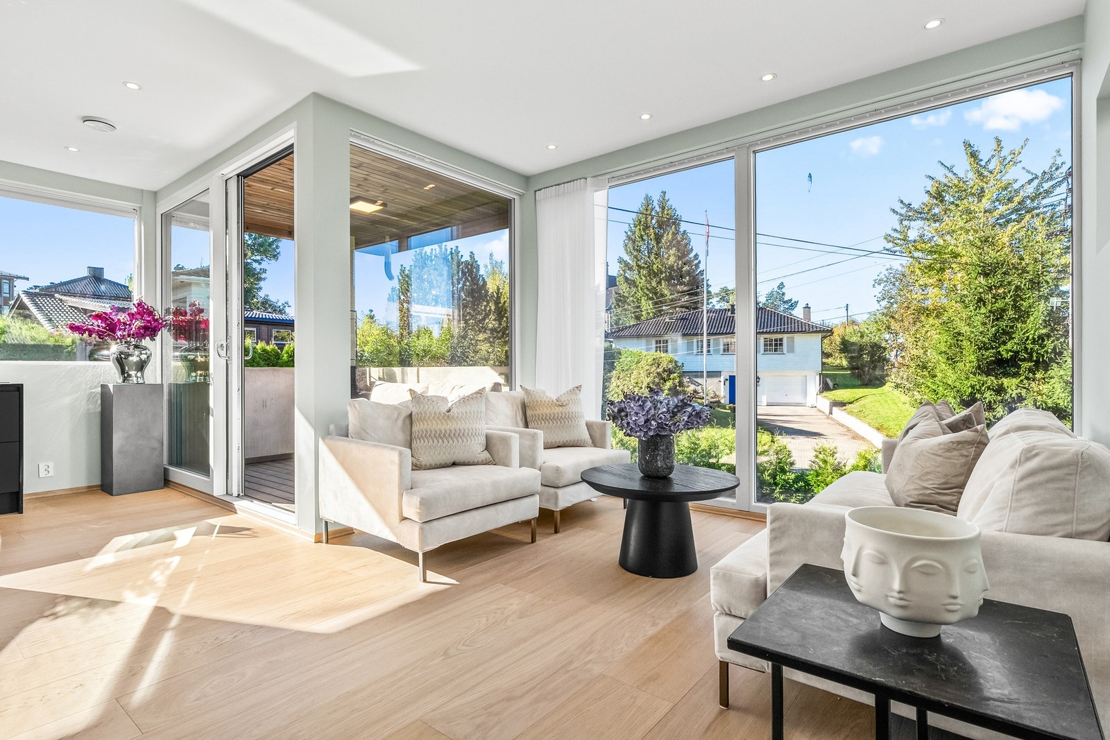 Lys og luftig stue med store vindusflater og utgang til balkong. Galleribilde